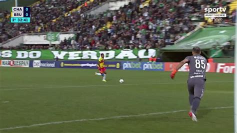 Aos 32 min do 2º tempo defesa de Saulo da Chapecoense contra o