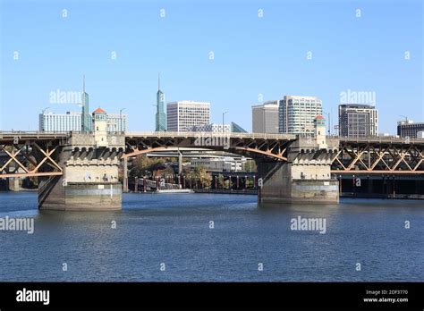 Portland, City of Bridges: Burnside Bridge Stock Photo - Alamy