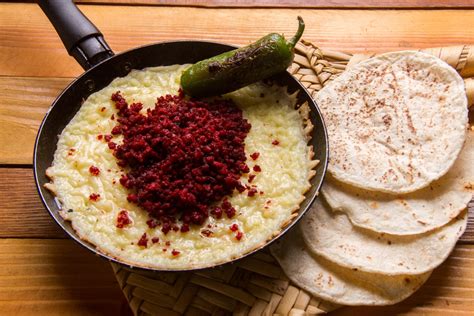 ¡no Te Quedes Con El Antojo Atrévete A Preparar Una Costra De Queso Con Carne Sigue La Receta