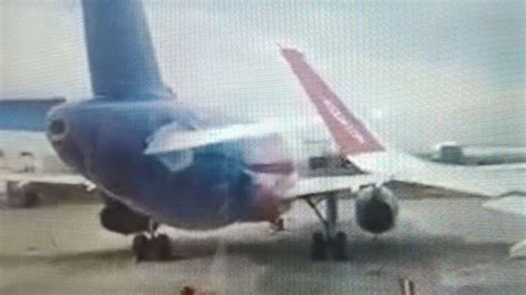 VIDEO Momentul în care două avioane ale Wizz Air se ciocnesc pe