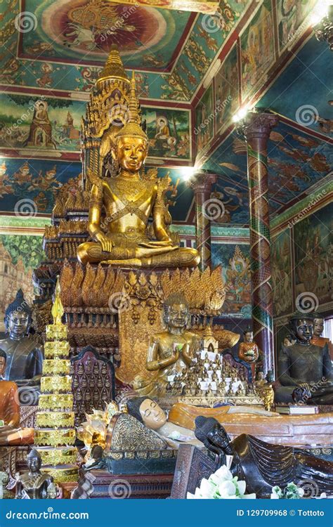 A Est Tua Dourada Da Buda No Templo De Phnom Penh Foto De Stock