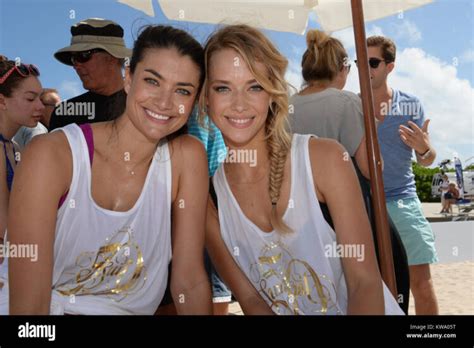 Hot Sexy Lauren Skinner Bikini Pics