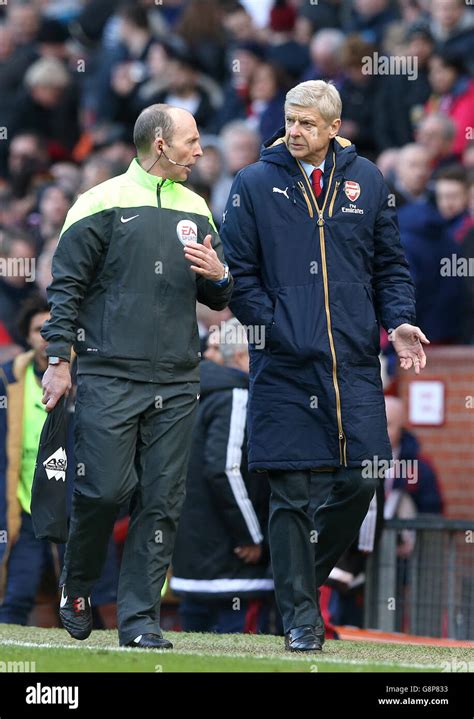 Arsenal Manager Arsene Wenger Right Chats With Fourth Official Mike