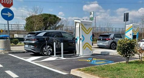 Raddoppiano Le Colonnine Per Auto Elettriche In Autostrada Ma Solo