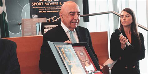 Ad Adriano Galliani La Guirlande Dhonneur Nel Ricordo Di Silvio Berl