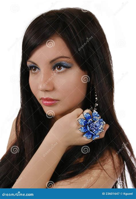 Portret Van Mooie Brunette Met Blauwe Ring En B Stock Afbeelding