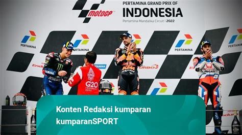 Foto Jokowi Serahkan Trofi Juara Di Podium MotoGP Mandalika Kumparan