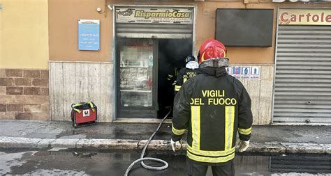 Taranto Incendio Distrugge Negozio Di Articoli Per La Casa