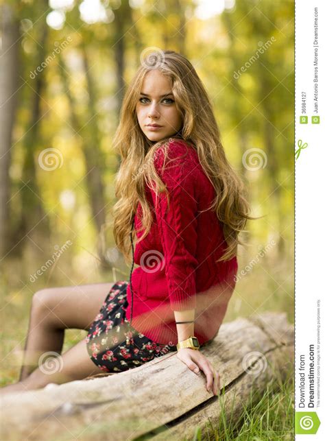 Portrait D Une Jeune Femelle Blonde Sur Le Champ Belle Femme Image