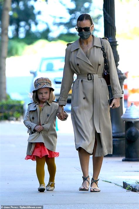 Irina Shayk And Daughter Lea De Seine 4 Wear Raincoats For Nyc Walk Daily Mail Online