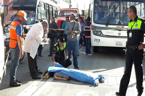 Mujer muere atropellada por autobús de RUTA en la 11 sur e consulta