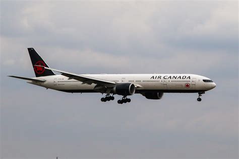 Video Taken By A Planespotter In Canada Shows The Moment A Boeing 777