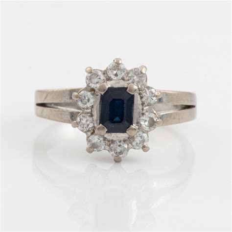 Ring K Vitguld Med En Safir Och Runda Briljantslipade Diamanter