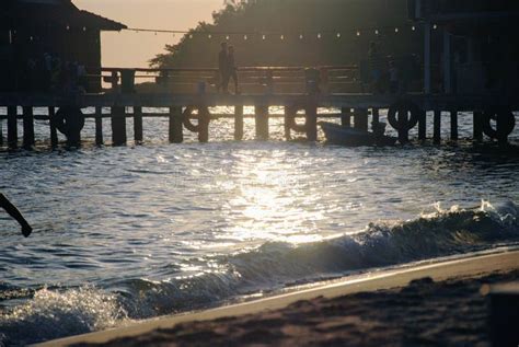 Por Do Sol Na Praia Em Sihanoukville Cambodia Foto Editorial Imagem