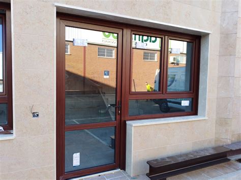 Ventanas de PVC imitación madera con vidrio de seguridad para comercio