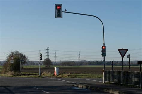 A red traffic light sitting above a street photo – Free Widdersdorf