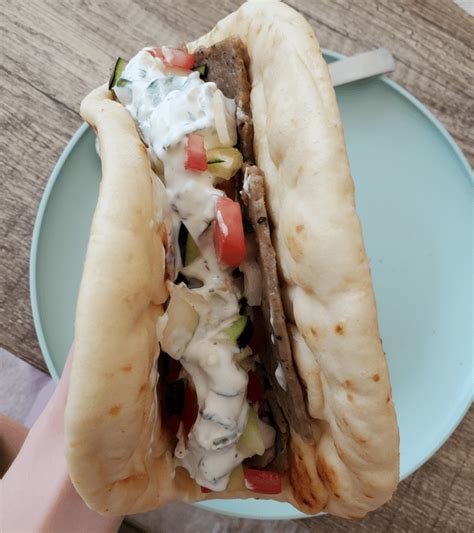 Extremely Quick Easy And Yummy Gyros With Trader Joe S Indian Style Garlic Flatbread Tzatziki