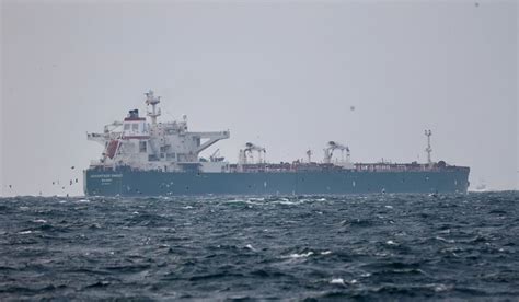 Iran seizes oil tanker in Gulf, U.S. Navy says | Reuters