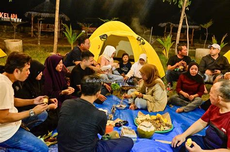 Pengunjung Pantai Kelapa Tuban Dimanjakan Dengan Camping Ground Situs