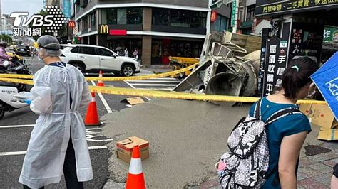 預拌車一轉彎就翻覆！北市鬧區水泥流滿地 警急拉封鎖線 Tvbs Line Today