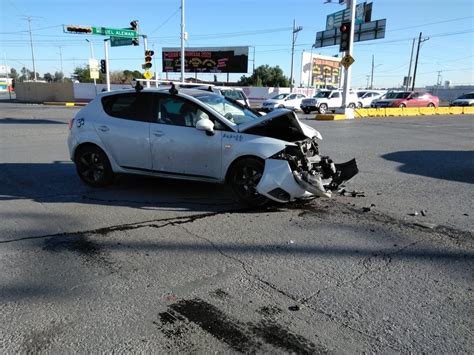 Vehículo Impacta A Camión De Carga Frente Al Lienzo Charro