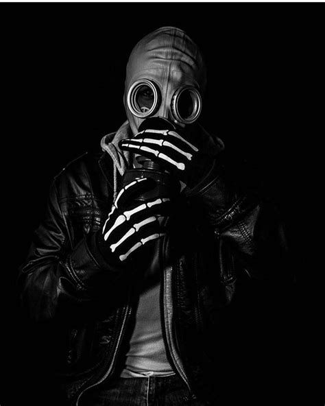 Pin by Rhḯaηηa Røṧe on GѦS MѦSKS Gas mask art Gas mask