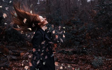 Fondos de pantalla bosque otoño hojas Mujeres al aire libre mujer