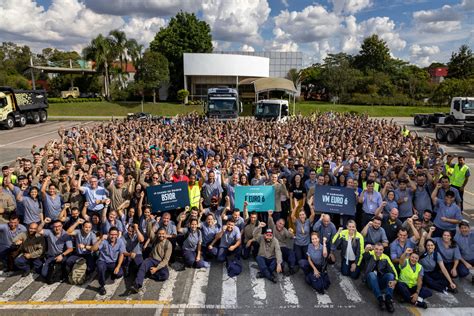 Volvo celebra início da produção de caminhões e ônibus Euro 6 no Brasil