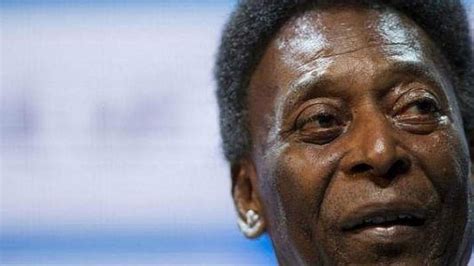 Pelé volta a ser internado na UTI em São Paulo