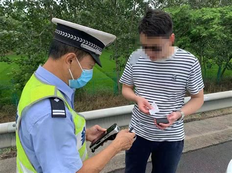 高速应急车道停车，司机呼呼大睡！澎湃号·媒体澎湃新闻 The Paper