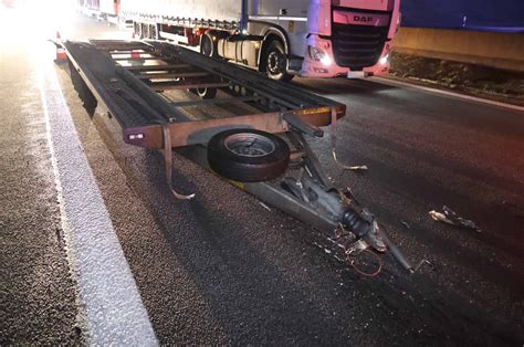 Fotos Schwerer Unfall zwischen Sprinter und Lkw auf A94 bei Mühldorf