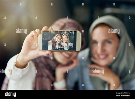 Deux Femmes Prenant Des Selfies Banque De Photographies Et Dimages