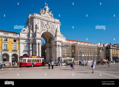 The triumphal arch Arco da Rua Augusta 1873 dominates the Praça