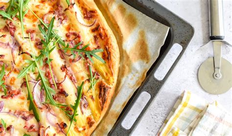 Flammkuchen Met Asperges Rode Ui En Spek Kris Kookt