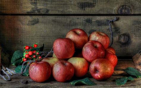 HD Wallpaper of Fresh Red Apples on Rustic Wood背景