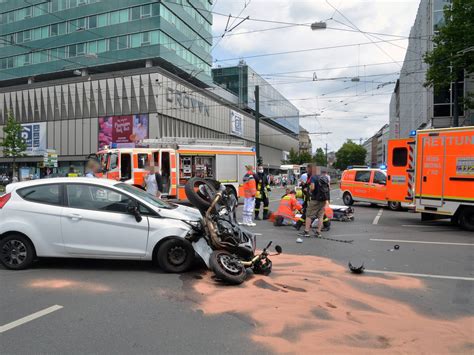 Unfall in Krefeld Zusammenstoß an Kreuzung vier Verletzte