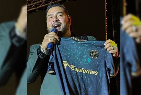 Banda MS presume en el escenario jersey del Club Atlético La Paz