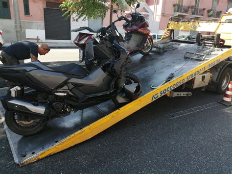 Messina Scontro Tra Due Moto In Via La Farina Tre Persone Ferite