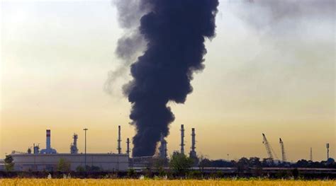 Massive Fire Breaks Out at Oil Refinery Serving Tehran | VFI News