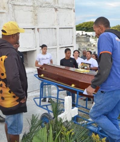 Familiares Se Despedem De Professora Morta E Enterrada Dentro De Casa