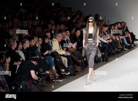 Model Runway Audience Hi Res Stock Photography And Images Alamy