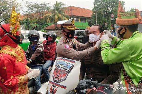 Polrestro Tangerang Kota Bagikan Masker Kepada Pengemudi ANTARA News