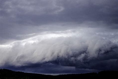 Silny wiatr ulewny deszcz i burze z gradem IMGW wydał ostrzeżenia