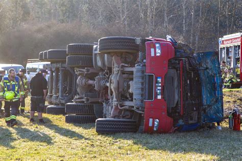 Neuses G Lle Laster Berschl Gt Sich Bei Unfall Rettungskr Fte M Ssen