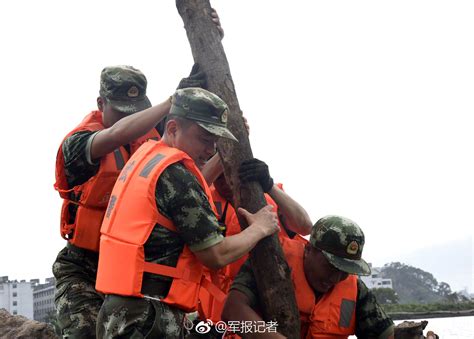 牙城海水倒灌 福建武警官兵全力抢险救灾