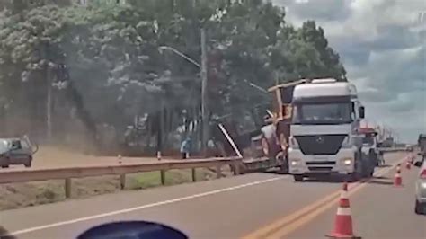 Carreta fica presa em uma vala após manobra errada Brasil do Trecho