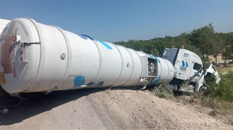 Vuelca pipa cargada con combustible en Ciudad Acuña