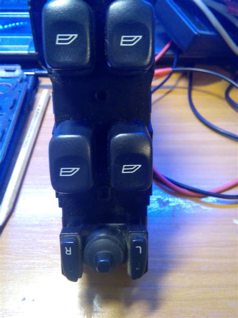 Замена кнопки стеклоподьёмника водительской двери. — Volvo S60 (1G), 2 ...