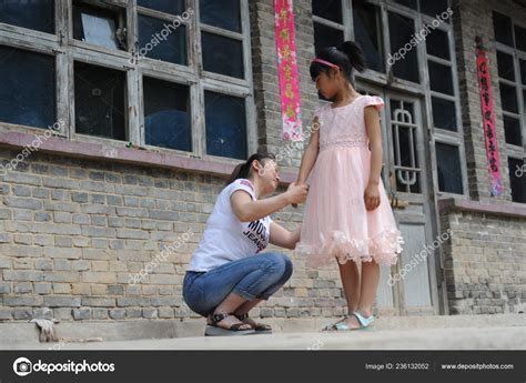 Nine Year Old Chinese Girl Zhang Meiyan Pictured Her Mother Stock