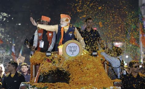 इंदौर में पीएम मोदी का रोड शो समर्थकों ने बरसाए फूल देवी अहिल्या